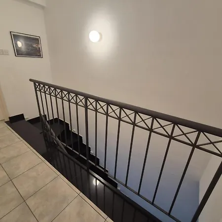 2 Bedroom Townhouse Lower Paphos Cyprus 別荘 *